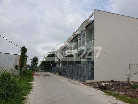 Cả dãy nhà phố liền kề được xây dựng trái phép trên đất nông nghiệp nhưng chính quyền địa phương vẫn chưa kịp thời xử lý