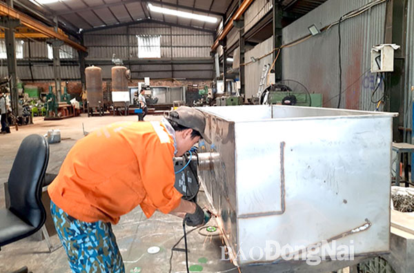 Công nghiệp chế biến, chế tạo đang bị ảnh hưởng bởi nguồn cung nguyên liệu. Trong ảnh: Sản xuất tại một doanh nghiệp ngành Cơ khí, chế tạo ở TP.Biên Hòa. Ảnh: Văn Gia