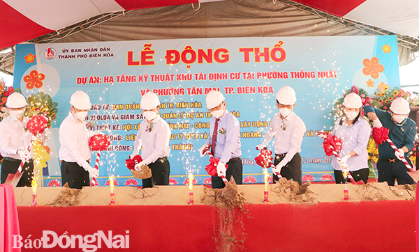 Chủ tịch UBND tỉnh Cao Tiến Dũng và các đại biểu thực hiện nghi thức khởi công dự án.