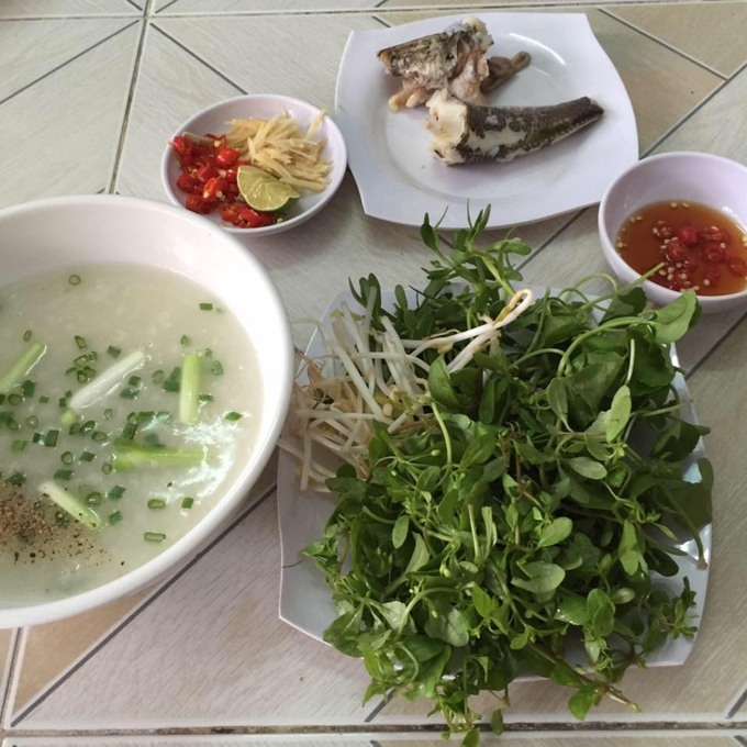 Tô cháo với những khúc cá lóc săn thịt, kèm hành lá, huyết, măng ớt và rau đắng.