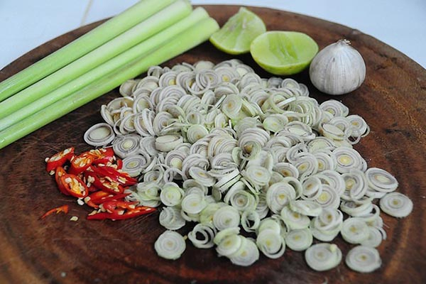 Bóc vỏ, thái nhỏ sả
