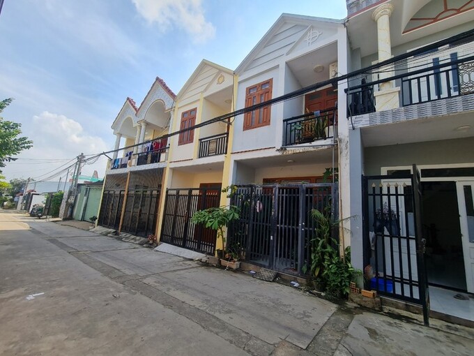Một góc tờ 50 thửa 272 (hẻm 11 tổ 15 khu phố 5A) có đường bê tông nội bộ chạy dọc các thửa đất 413, 298, 299, 300 … đều là đất nông nghiệp quy hoạch khu vui chơi giải trí nhưng đã đươc chia nhỏ thành các ô đất, nhiều ô đã xây dựng nhà ở kiên cố, hình thành một khu phố trên đất nông nghiệp.