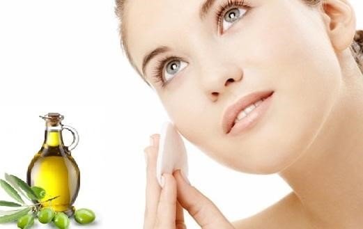 Tẩy trang bằng dầu oliu đem lại hiệu quả cao mà không ảnh hưởng đến làn da như các loại mỹ phẩm khác