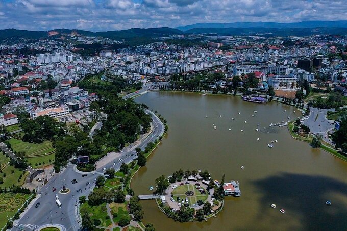 Ngoài hàng trăm sản phẩm du lịch độc đáo, thu hút nhiều du khách từ khắp nơi đổ về tham quan, thưởng ngoạn như vườn hoa Bích Câu, Hồ Xuân Hương, Mộc bản Triều Nguyễn,… Tp.Đà Lạt, tỉnh Lâm Đồng còn thu hút du khách, nhất là các bạn trẻ đến đây để săn mây, một thú chơi khác biệt hoàn toàn với những điểm du lịch khác.