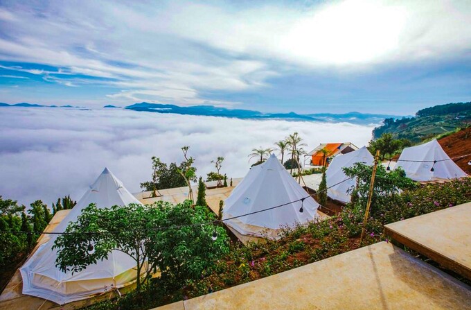 Thực tế, Đà Lạt có mây đẹp quanh năm nhưng để đảm bảo chuyến săn mây thật thành công, bạn nên chọn vào các tháng 5, 6, 7. Thời tiết trong ngày phù hợp để đi săn mây ở Đà Lạt là khi trời không có gió, nhiệt độ khoảng từ 15 – 20 độ.