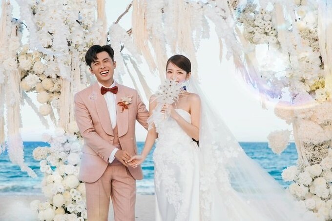 Puka được cho là sao Việt đầu tiên sử dụng hoa cầm tay kết từ những bông bồ công anh cho lễ cưới ở biển hôm 4/11.