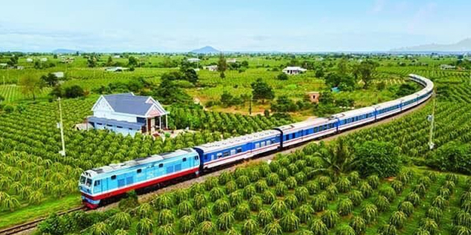 Cảnh vườn thanh long trên tuyến tàu hoả Sài Gòn - Bình Thuận. (@vietnamhoinhap.vn)
