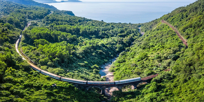 Ngắm cảnh đèo Hải Vân trên tuyến tàu hỏa Đà Nẵng - Huế. (@afamily.vn)
