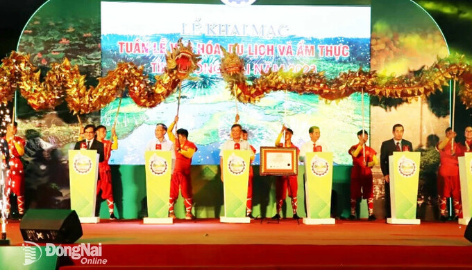 Lãnh đạo tỉnh bấm nút khai mạc Tuần lễ VHDLAT 2023