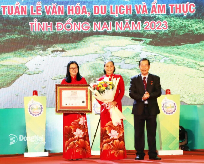 Tỉnh Đồng Nai nhận bằng kỷ lục châu Á món Xôi chiên phồng