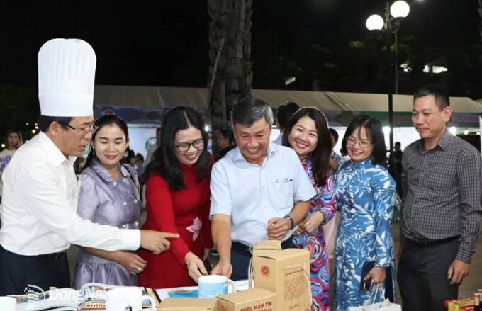 Phó bí thư thường trực Tỉnh ủy Hồ Thanh Sơn tham quan gian hàng du lịch tỉnh Bình Thuận