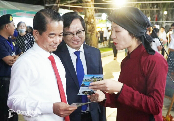 Chủ tịch HĐND tỉnh Thái Bảo và Phó chủ tịch UBND tỉnh Nguyễn Sơn Hùng tham quan gian hàng và nghe giới thiệu về du lịch Phú Thọ tại Tuần lễ VHDLAT