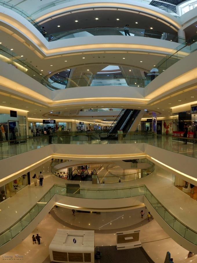 Toàn cảnh bên trong Cresent Mall - Ảnh: Quang Pham