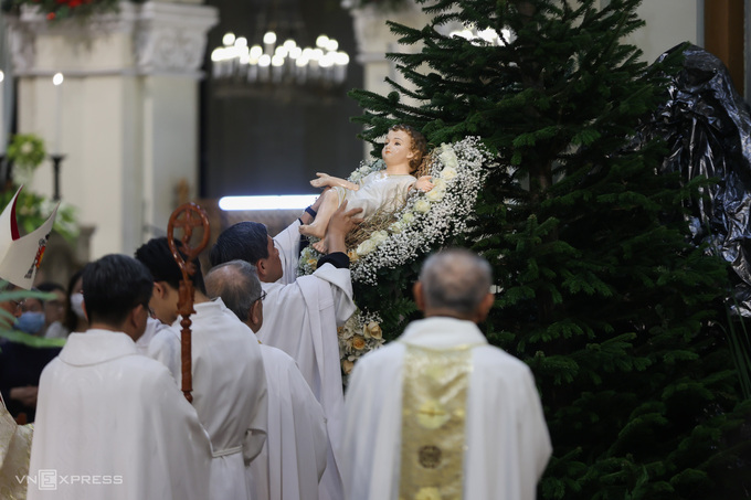 Nghi lễ cuối trong thánh lễ Giáng sinh là kiệu tượng Chúa Hài đồng từ máng cỏ đặt lên hang đá được làm cạnh Cung thánh.