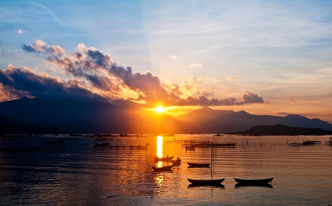 Nên chọn vịnh Nha Phu vào những ngày trời đẹp, nắng ấm, các tàu thuyền có thể dễ dàng ra đảo. Ảnh: Sưu tầm