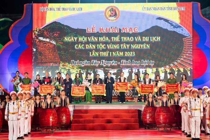 Lãnh đạo Bộ VH,TT&DL cùng lãnh đạo tỉnh Kon Tum tặng cờ lưu niệm và hoa cho đại diện các đoàn nghệ nhân, diễn viên, vận động viên 5 tỉnh Tây Nguyên, các đơn vị tham gia Ngày hội. Ảnh: Đức Thành