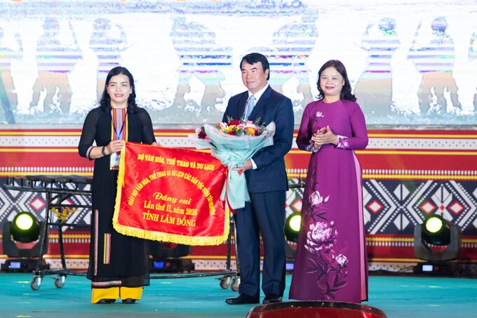 Trao cờ đăng cai Ngày hội lần thứ II cho tỉnh Lâm Đồng. Ảnh: Đức Thành