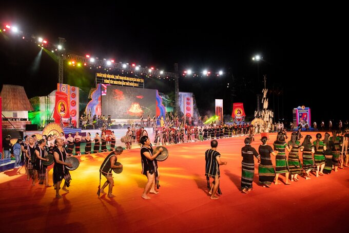Các đoàn biểu diễn cồng chiêng, xoang. Ảnh: Đức Thành