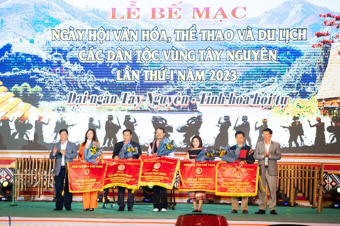 Trao giải thế thao. Ảnh: Đức Thành