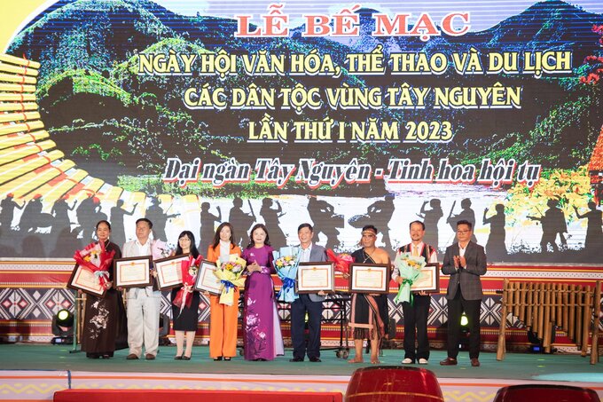Trao Bằng khen của Bộ trưởng Bộ VH,TT&DL cho 8 tập thể, 4 cá nhân. Ảnh: Đức Thành