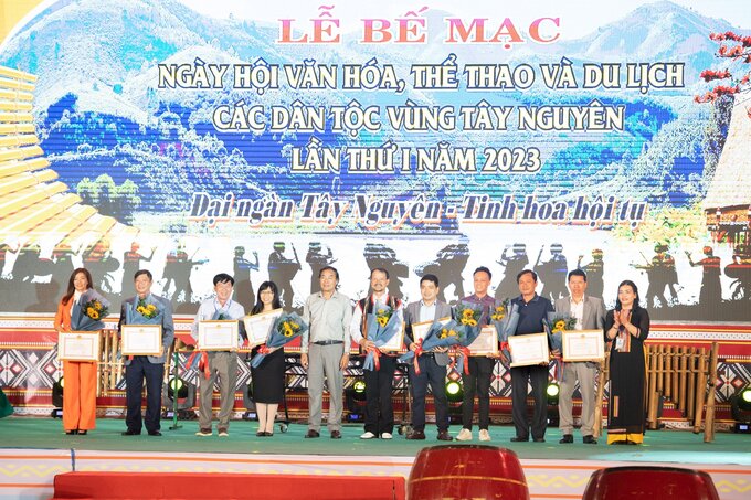 Trao Bằng khen của Chủ tịch UBND tỉnh cho các tập thể, cá nhân. Ảnh: Đức Thành