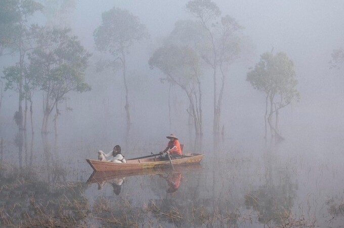 Du khách chèo thuyền du ngoạn ở suối Tía. Nguồn ảnh: Quang Đà Lạt