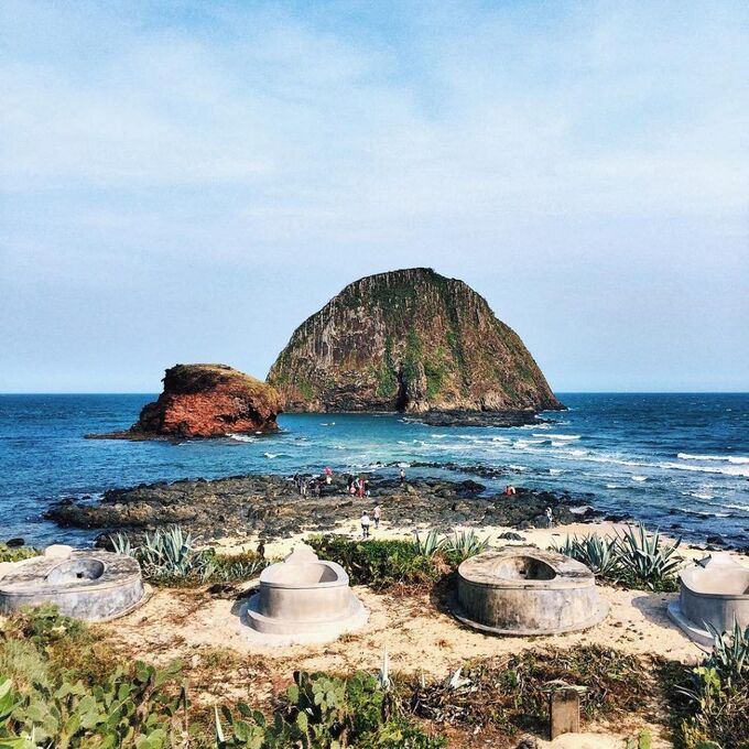 Hòn đảo này có thế đứng hiên ngang, quay mặt bốn phương với những tầng đá dựng đứng, cheo leo.