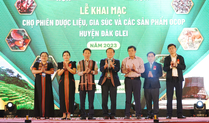Các đại biểu ấn nút khai mạc Chợ phiên. Ảnh: TL