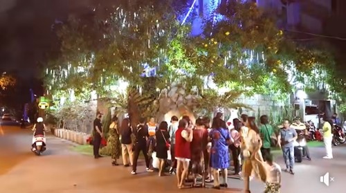 Đông đảo khán giả đổ xô đến biệt thự của Đàm Vĩnh Hưng để check-in.