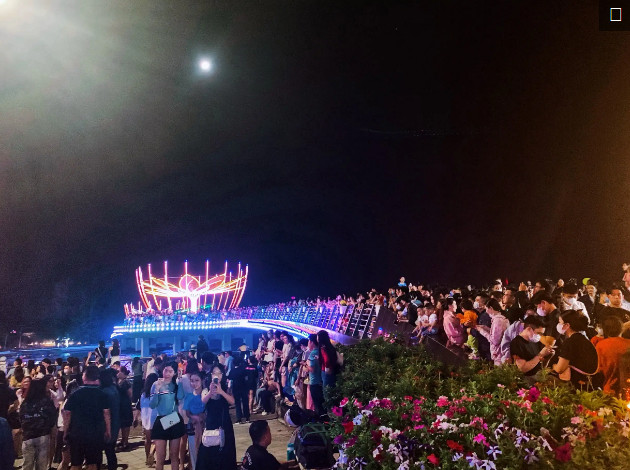 Đông đảo du khách đến ngày hội