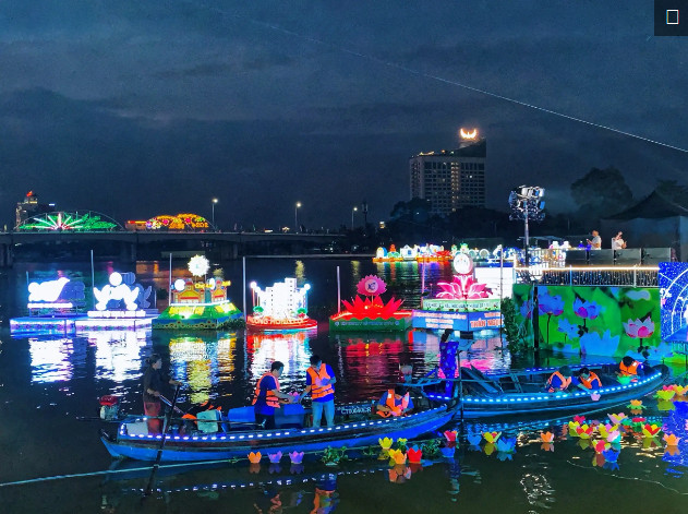 Trải nghiệm thả hoa đăng trên rạch Khai Luông