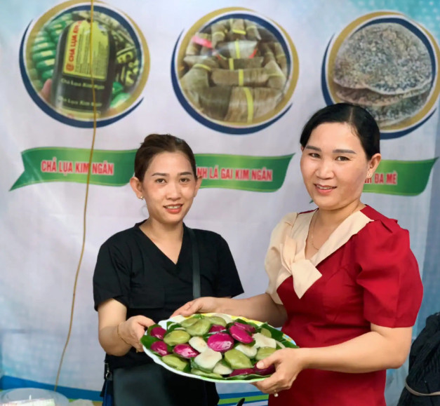 Các gian hàng bánh dân gian tại ngày hội