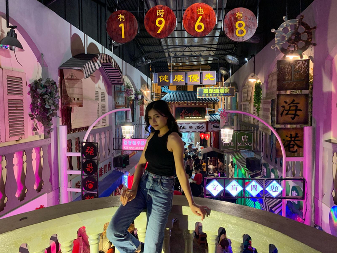 Hẻm Bia Lost in HongKong trở nên nổi bật nhờ được decor chằng chịt các bóng đèn neon, biển hiệu và đèn lồng đỏ (Nguồn: Sưu tầm)
