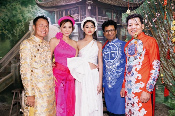 Ông xã doanh nhân (áo vàng) sánh đôi cùng Vũ Thu Phương tại ngày hội.