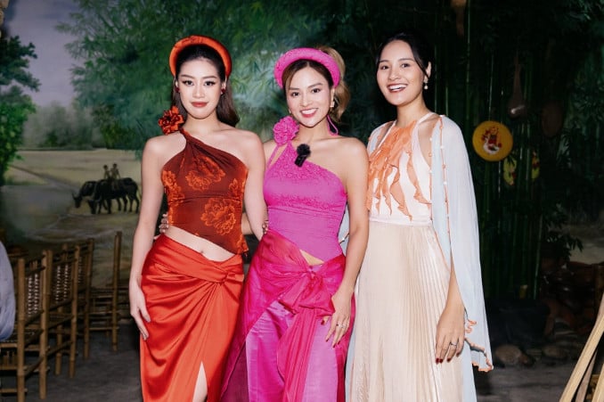 Hoa hậu Khánh Vân, Hương Giang diện trang phục truyền thống cách điệu khoe sắc trong tiệc xuân.