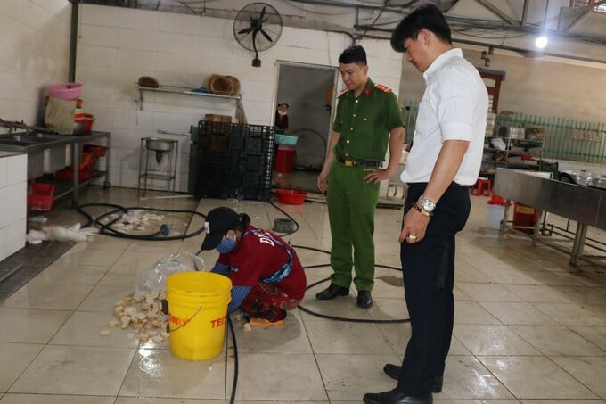 Đoàn kiểm tra phát hiện cơ sở sản xuất chả sử dụng hàn the . Ảnh Cục An toàn thực phẩm