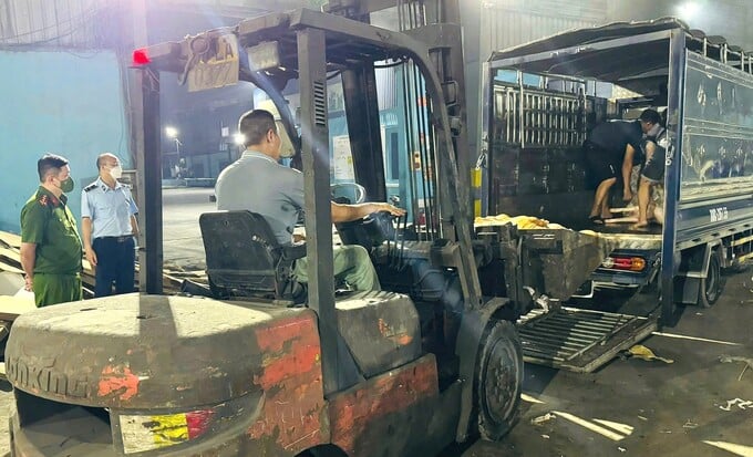Lực lượng chức năng đang tiến hành tiêu hủy số thịt heo trên. Ảnh VTC news