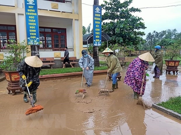 Người dân dọn dẹp vệ sinh môi trường sau mưa lũ