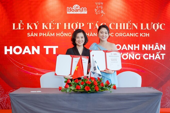      Chủ tịch Hương Chất Group tự hào hợp tác cùng Hoan TT phân phối hồng sâm organic KJH tới người tiêu dùng.
