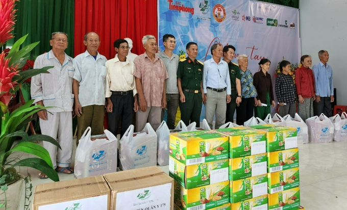 Trong 2 ngày 9 và 10.7, hơn 600 phần quà được trao đến các hộ dân nghèo Tân Thuận và Tân Thành