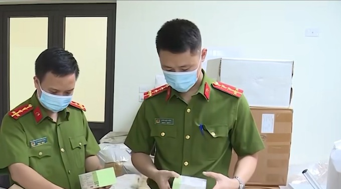 Đội Cảnh sát Kinh tế - Công an quận Hà Đông (Hà Nội) kiểm tra cơ sở sản xuất và thu giữ nhiều tang vật quan trọng