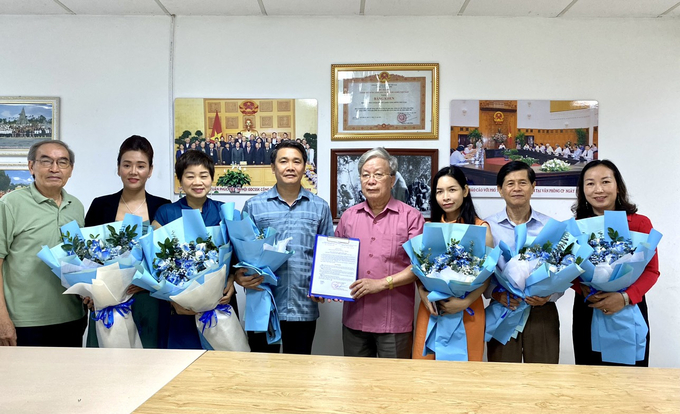 Chủ tịch Trung ương Hội GDCSSKCĐ Việt Nam Nguyễn Hồng Quân trao quyết định và tặng hoa chúc mừng Hội đồng quản lý CLB Đại sứ Sức khỏe cộng đồng