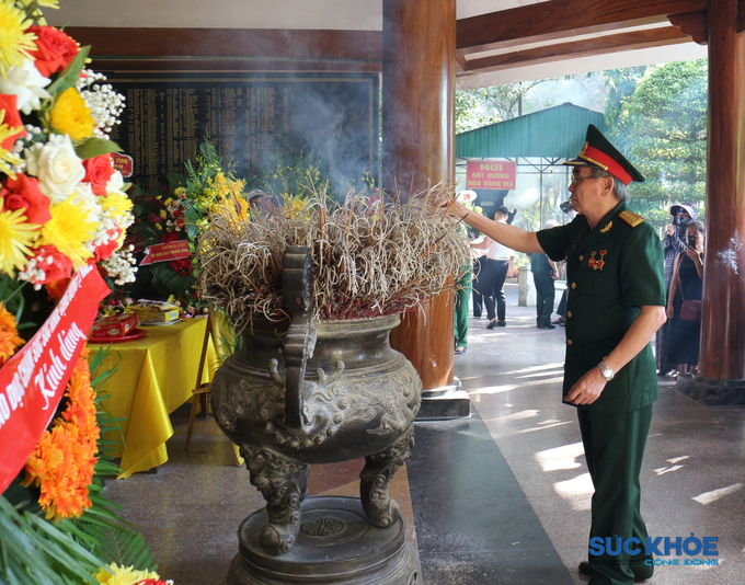 Đại tá Tạ Quang Vinh - Tổng Thư ký Hội GDCSSKCĐ Việt Nam dâng nén tâm nhang tại Nhà bia tưởng niệm các Anh hùng liệt sỹ TNXP