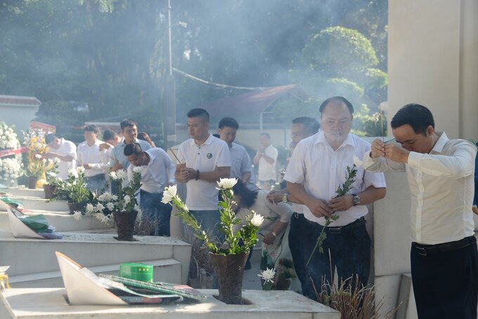 Đoàn dâng hương, dâng hoa tại mộ 10 nữ Thanh niên xung phong