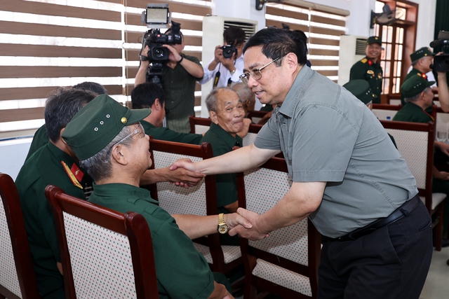 Thủ tướng trò chuyện, thăm hỏi các thương binh, bệnh binh đang điều trị tại Trung tâm Nho Quan - Ảnh: VGP/Nhật Bắc