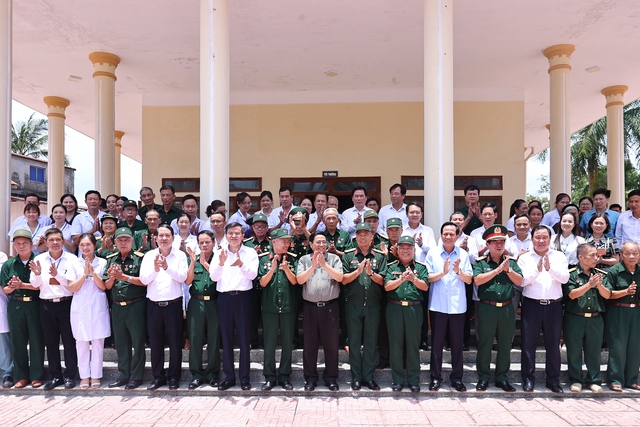 Thủ tướng và đoàn công tác chụp ảnh lưu niệm với các thương binh, bệnh binh và cán bộ, y, bác sĩ Trung tâm Nho Quan - Ảnh: VGP/Nhật Bắc