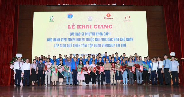 Ngày 26/7, tại Trường Đại học Y Hà Nội, Bộ Y tế tổ chức khai giảng lớp bác sĩ chuyên khoa cấp 1, lớp 6, tham gia Dự án 585 - Ảnh: VGP/TM