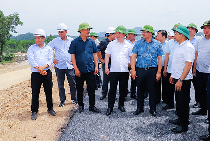 Ông Nguyễn Văn Thắng - Bộ trưởng Bộ GTVT dẫn đầu đoàn công tác đi kiểm tra đoạn đầu tuyến chính dự án đường bộ cao tốc đoạn Nghi Sơn - Diễn Châu