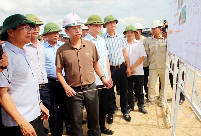 Bộ trưởng Bộ GTVT Nguyễn Văn Thắng và đoàn công tác nghe báo cáo tiến độ dự án đoạn Diễn Châu – Bãi Vọt