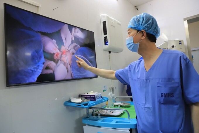 Phó Giáo sư, Tiến sĩ Nguyễn Quang Bình, Phó Giám đốc Bệnh viện Răng Hàm Mặt Trung ương chia sẻ về ca phẫu thuật.